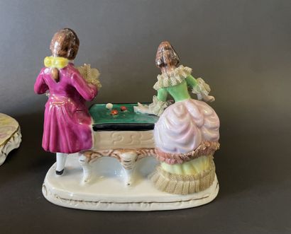 Huit groupes en porcelaine représentant des...