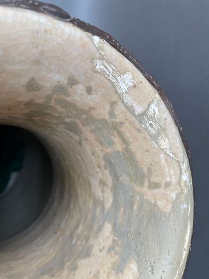 Paire de vases balustres en porcelaine à...