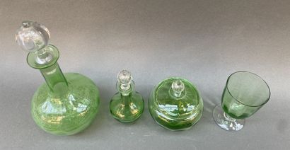 Ensemble de carafe, flacon, boîte et verre...