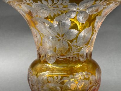 Vase de type Médicis en verre doublé jaune...