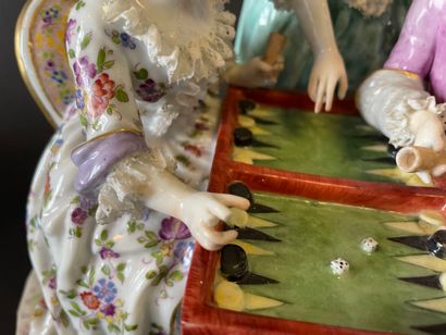 Huit groupes en porcelaine représentant des...