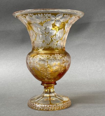 Vase de type Médicis en verre doublé jaune...