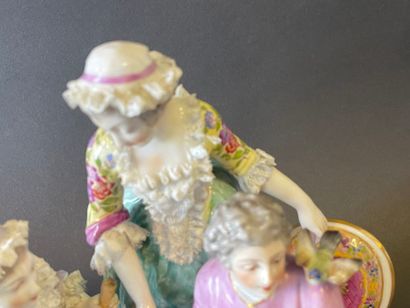 Huit groupes en porcelaine représentant des...