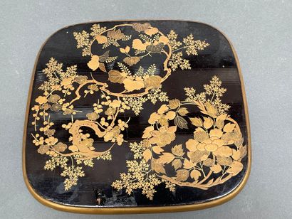 Lot de laque du Japon : plateaux, coupe à...