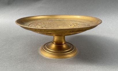 Coupe tazza en bronze doré à décor d'une...
