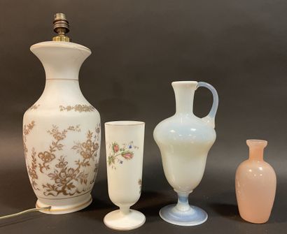 Lot en verre opalin : pied de lampe, vases.
H...