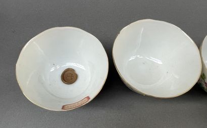 Suite de sept bols en porcelaine à décor...
