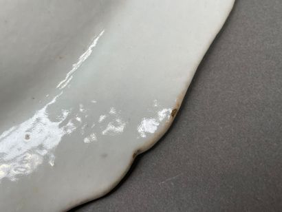 Plat creux en porcelaine à décor de guirlandes...