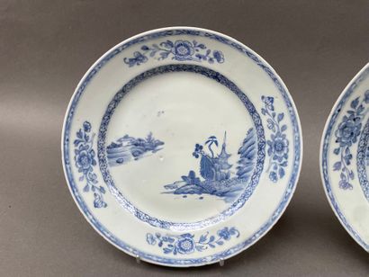 Paire d'assiettes en porcelaine à décor de...
