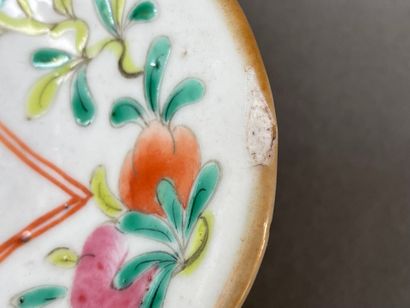 Jatte sur petit talon en porcelaine à décor...