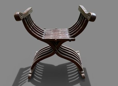 Siège curule pliant en bois sculpté de rinceaux...