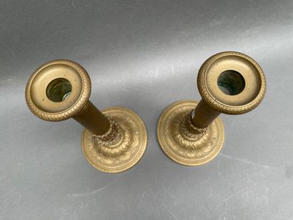 Paire de bougeoirs en bronze doré et ciselé...