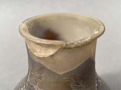 Petit vase balustre en verre multicouche...