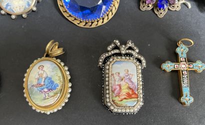 Lot de bijoux fantaisie : broches, bracelet,...