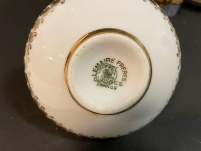 Lot de vaisselle en porcelaine comprenant...