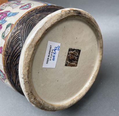 Paire de vases balustres en porcelaine à...