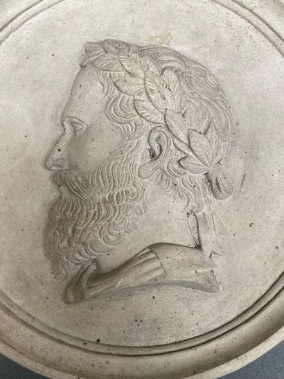 Deux médaillons en plâtre :
- Napoléon III
-...