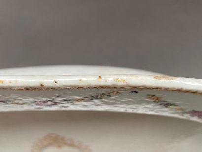 Plat creux en porcelaine à décor de guirlandes...