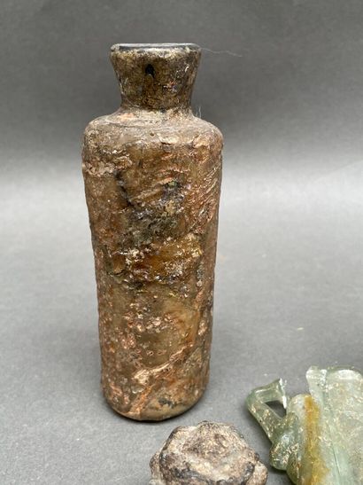 Lot d'objets archéologiques : fiole, fibule,...