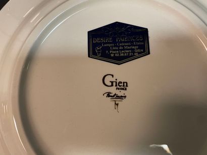 GIEN
Deux assiettes en faïence du service...