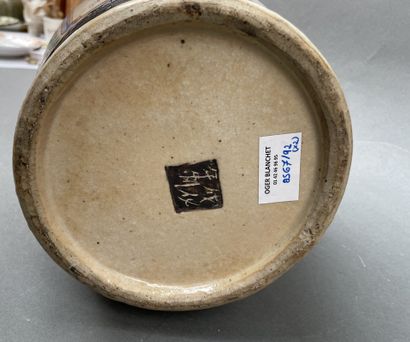 Paire de vases balustres en porcelaine à...
