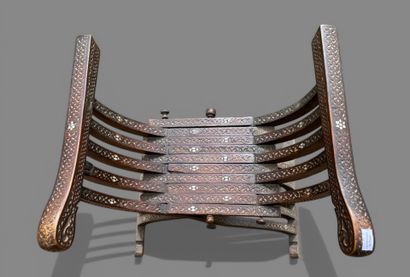Siège curule pliant en bois sculpté de rinceaux...