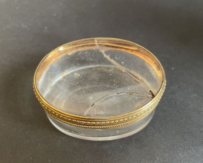 Petite boîte ovale en verre monture en or...