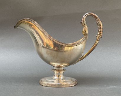 Saucière casque en métal argenté ciselé d'une...