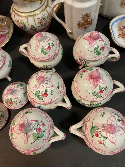 Lot de vaisselle en porcelaine comprenant...
