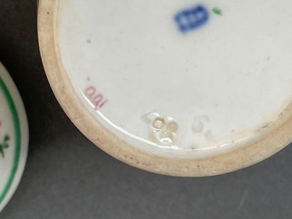 Petit pot à crème couvert en porcelaine à...