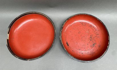 Boîte ronde en laque incrustée de nacre à...
