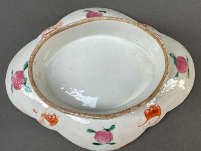 Jatte sur petit talon en porcelaine à décor...