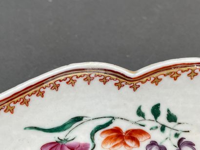 Jatte en porcelaine à décor de guirlandes...
