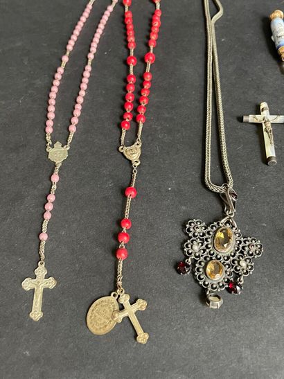 Lot de bijoux fantaisie : broches, bracelet,...