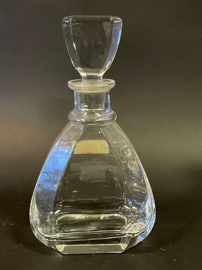 Lot de vases, sceau à champagne, carafes...