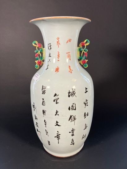 Chine, vers 1900, 
Paire de vases balsutres,...