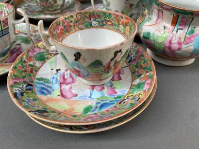 Ensemble en porcelaine de Canton à décor...