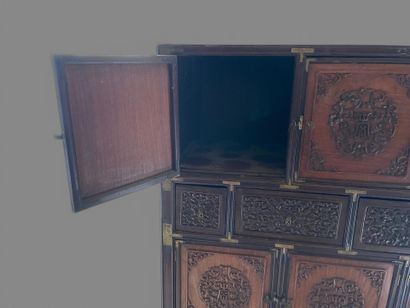 Cabinet en bois exotique à huit porte et...