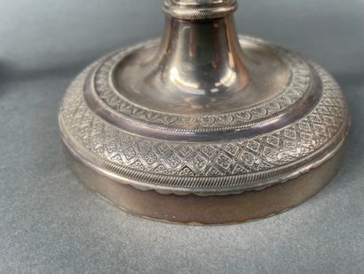 Paire de flambeaux en bronze ciselé et argenté.
Style...