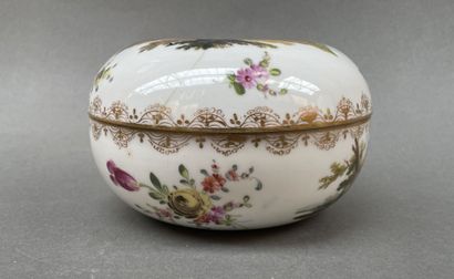 Dans le goût de MEISSEN
Bonbonnière lenticulaire...