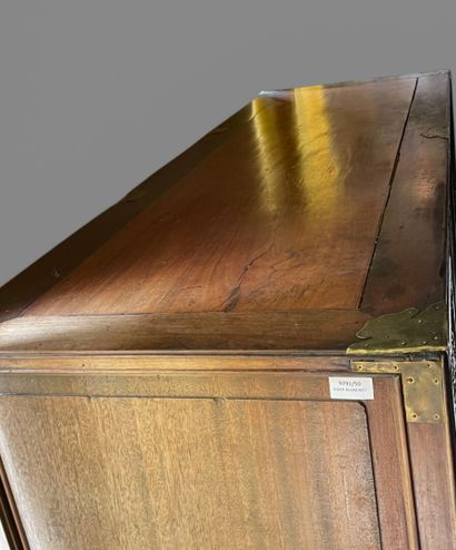 Cabinet en bois exotique à huit porte et...