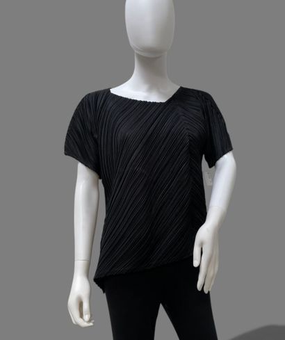 PLEATS PLEASE 
Black pleated top with a V-neck...