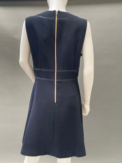TARA JARMON
Set of two dresses: 
- Sleeveless...