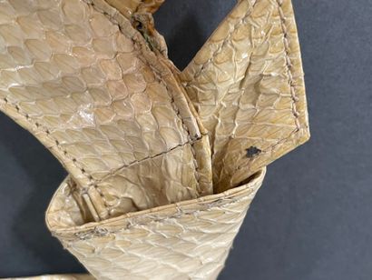 Stéphane KELIAN 
Patent python bag, handle,...