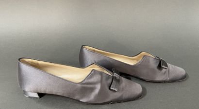 Christian LOUBOUTIN 
Pair of gray satin ballet...