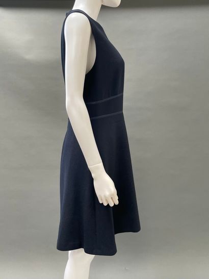 TARA JARMON
Set of two dresses: 
- Sleeveless...