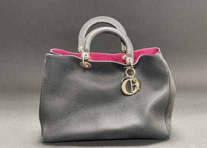 Christian DIOR
Black grained leather tote...