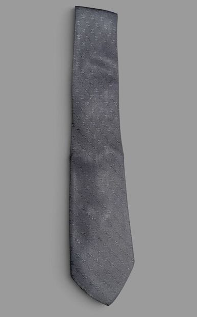 CHANEL Paris
Navy blue silk tie with logo
Signs...