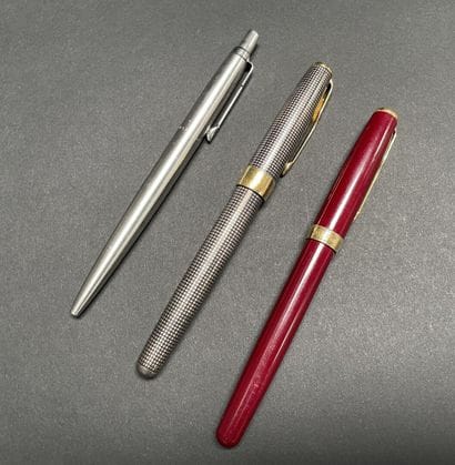 PARKER
-Parker Sonnet fountain pen, red lacquer...