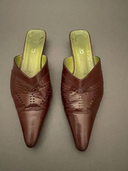 KENZO
Pair of pointed-toe pumps in cognac...